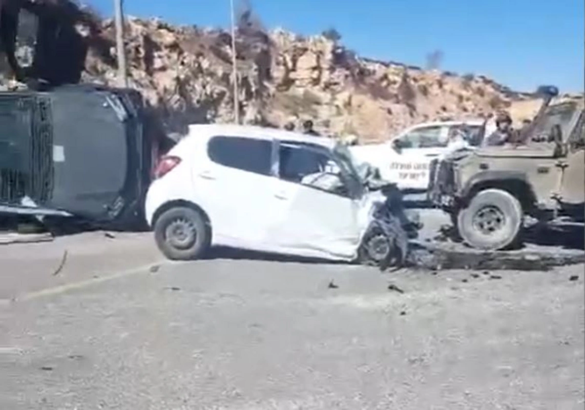 Fələstinli maşını İsrail hərbçilərinin üstünə sürdü - VİDEO