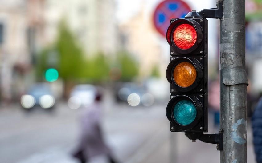 Həmin küçədə işıqforun yaşıl işığının müddəti artırıldı