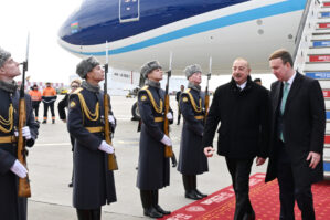 İlham Əliyevin təyyarəsini hərbi helikopterlər müşayiət etdi - VİDEO