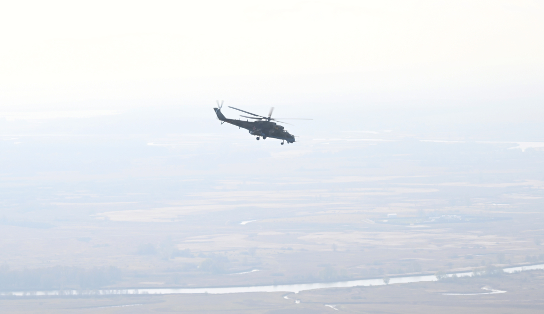 İlham Əliyevin təyyarəsini hərbi helikopterlər müşayiət etdi - VİDEO