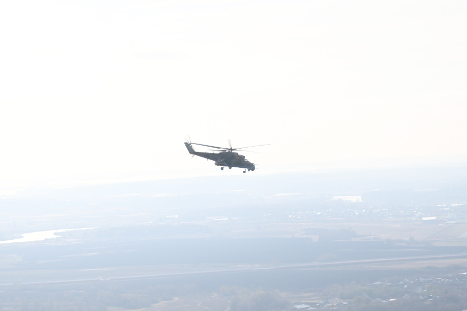 İlham Əliyevin təyyarəsini hərbi helikopterlər müşayiət etdi - VİDEO