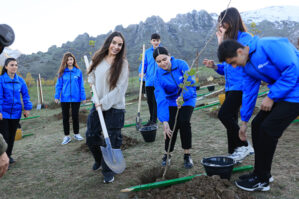 Leyla Əliyeva ağacəkmə aksiyasında - FOTOLAR