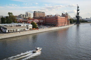 Aleksanyanı Rusiyaya buraxmayan azərbaycanlı oliqarxdır?