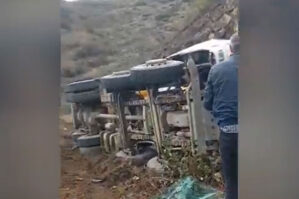 Şuşa-Laçın yolunda yük maşını aşdı: Sürücü belə xilas edildi - VİDEO