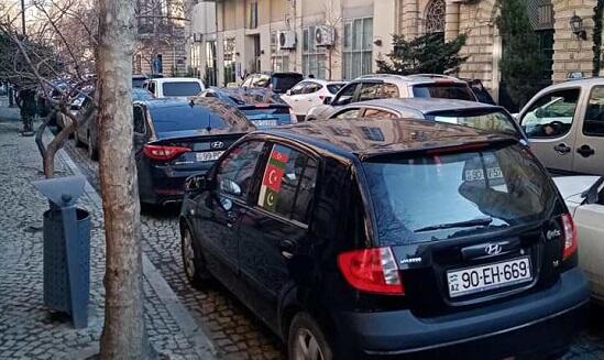 Maşınını səkidə saxlayan sürücülərə xəbərdarlıq