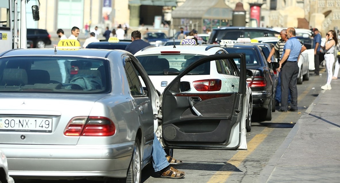 Taksilərlə bağlı yenilik: İstədiyi yerdə saxlayır, hardan gəldi dönür, cərimələnmir