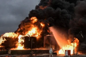 Krımda neft bazası yanır - VİDEO