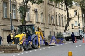 Bakının mərkəzində yol çökdü - FOTO