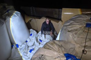 Yüklərin arasında gizlənib Rusiyaya keçmək istədi - FOTO