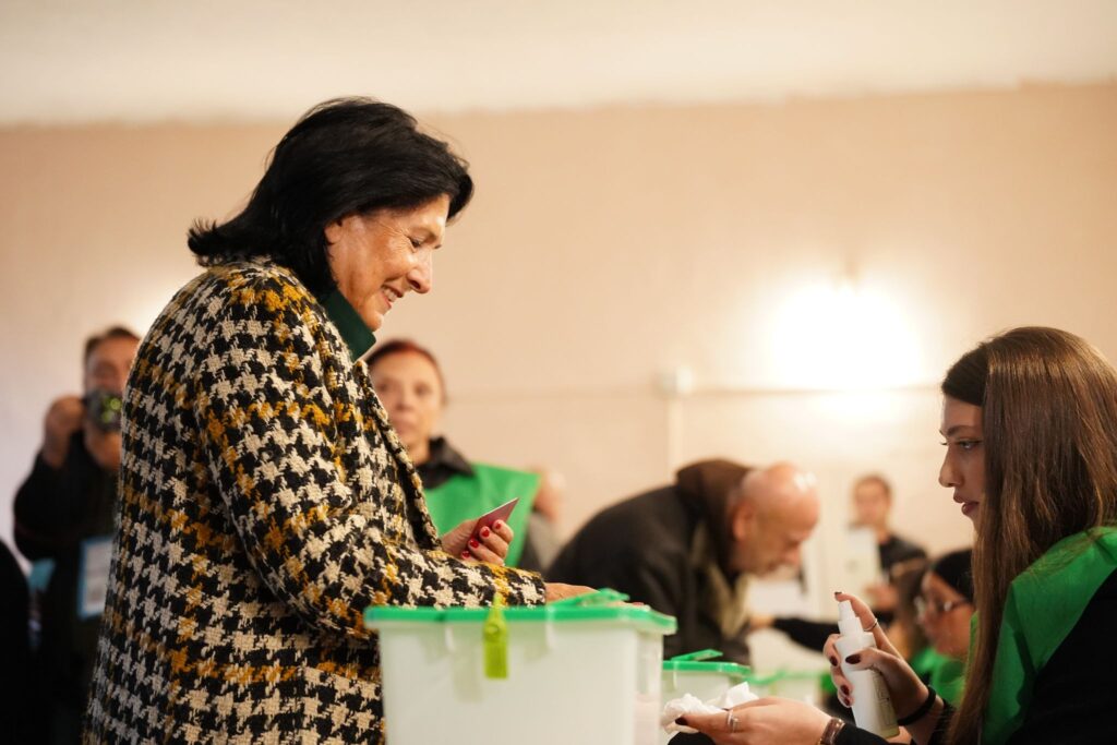 Zurabişvili kimə səs verib? - Özü açıqladı