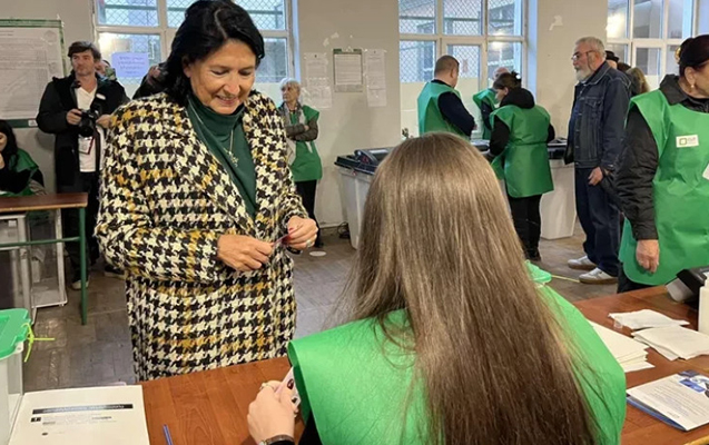 Zurabişvili və Papuaşvili də səs verdi - FOTO