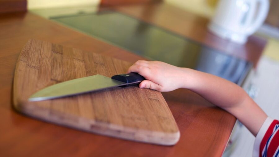 Şabranda bıçaqla oynayan uşaq boğazını kəsdi