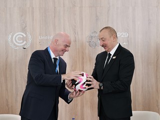 FİFA prezidentindən İlham Əliyevə maraqlı hədiyyə - FOTO