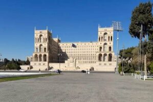Sürücülərin nəzərinə: Azadlıq meydanının qarşısında..