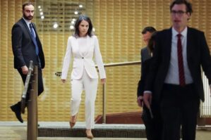 Berbok Bakıda gizlicə kimlərlə görüşüb? - Şounun mərkəzindəki qadın...