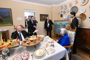 Prezident Aytmatovun ailəsi ilə süfrə arxasında - FOTOLAR