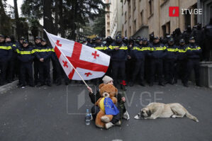 Etirazlar fonunda öz işinə başladı - FOTOLAR