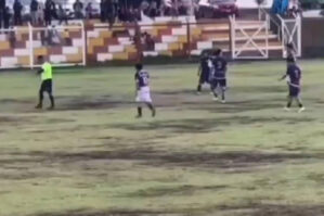 Peruda futbolçunu ildırım vurdu - Anbaan video