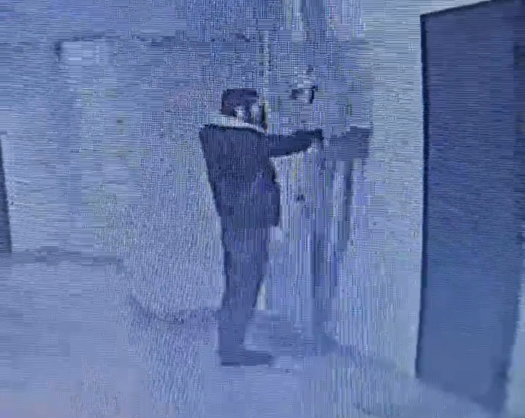 Bakıda oğurluq kameralara düşdü - Anbaan video 1 Bakıda oğurluq kameralara düşdü - Anbaan video