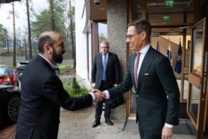 Mirzoyan Finlandiya prezidentinə Bakı ilə sülhdən danışdı