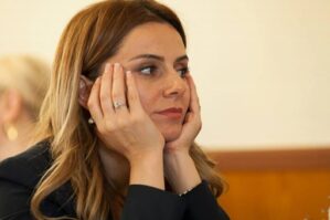 Eldar Mahmudovun adamları Qənirə Ataşovanı təhdid edir