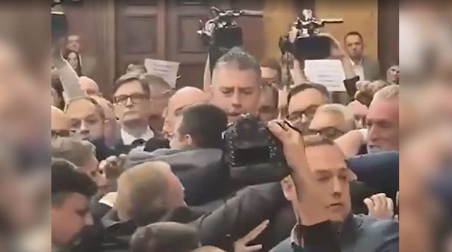 Serbiya parlamentində dava: Deputatlar əlbəyaxa oldular - VİDEO 1 regnum picture 17325474468923 big