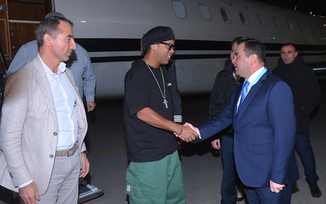 Daha bir futbol əfsanəsi Bakıya gəldi - VİDEO