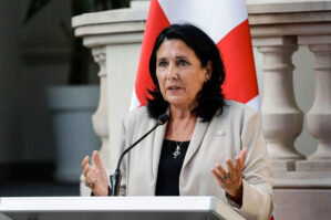 Zurabişvili böhrandan çıxmaq planını təqdim etdi