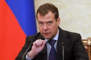 Medvedev təhdid etdi: "Ukrayna ya Rusiyanın yanında olacaq, ya da..."