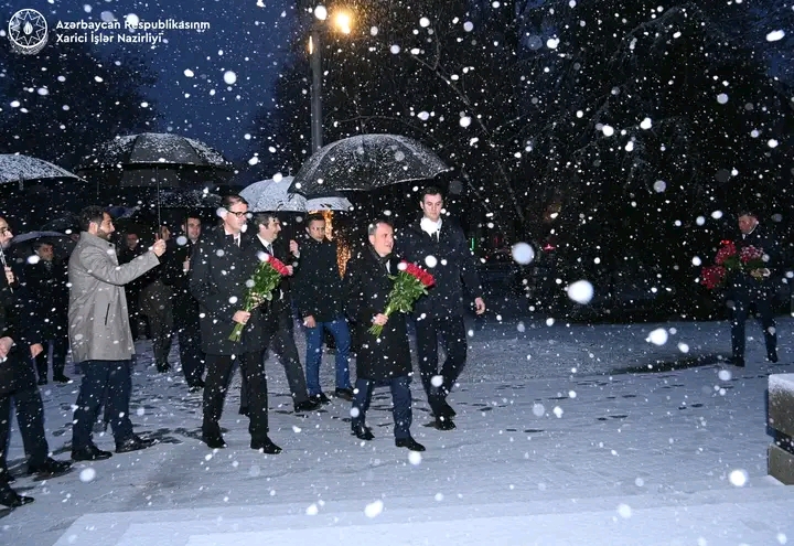 Ceyhun Bayramov Belqradda Heydər Əliyevin abidəsini ziyarət etdi - FOTO