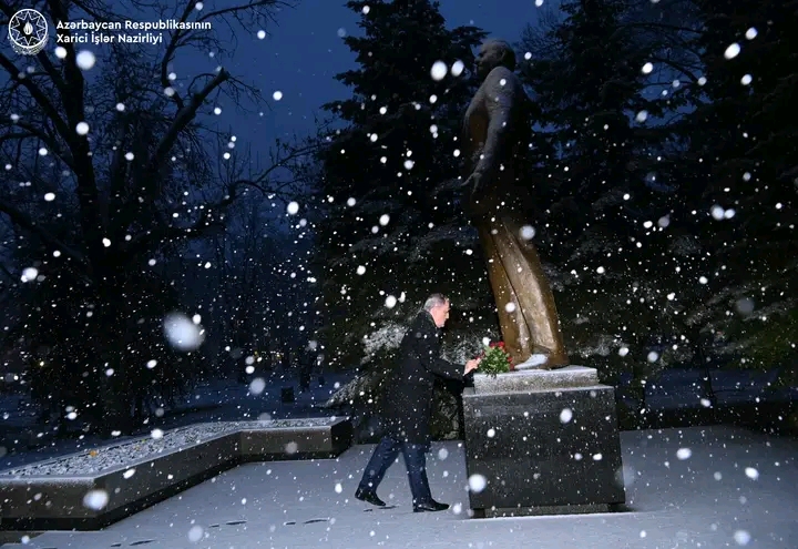 Ceyhun Bayramov Belqradda Heydər Əliyevin abidəsini ziyarət etdi - FOTO