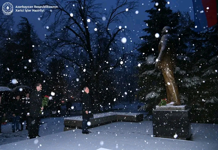 Ceyhun Bayramov Belqradda Heydər Əliyevin abidəsini ziyarət etdi - FOTO