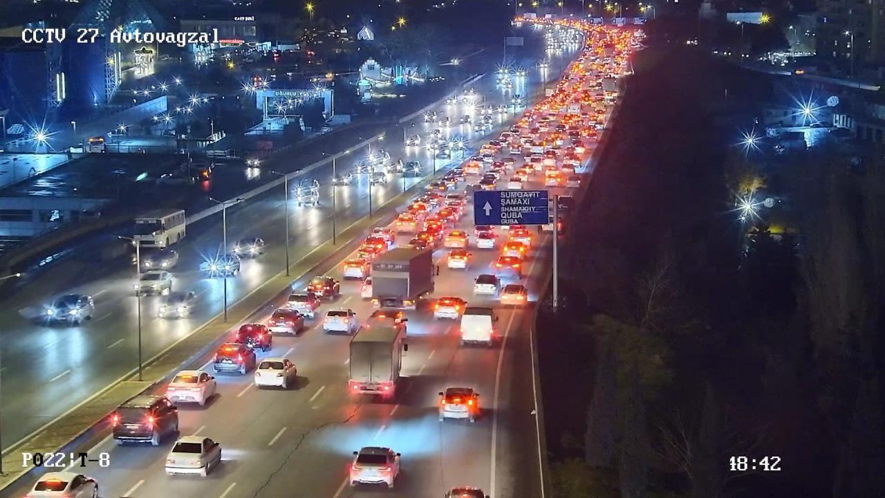 Bakının bir sıra yollarında tıxac yaranıb 3 2