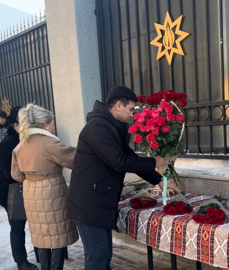 Qazaxıstan vətəndaşları Azərbaycan səfirliyinə axın edir - FOTO+VİDEO 2 5431470133227939710