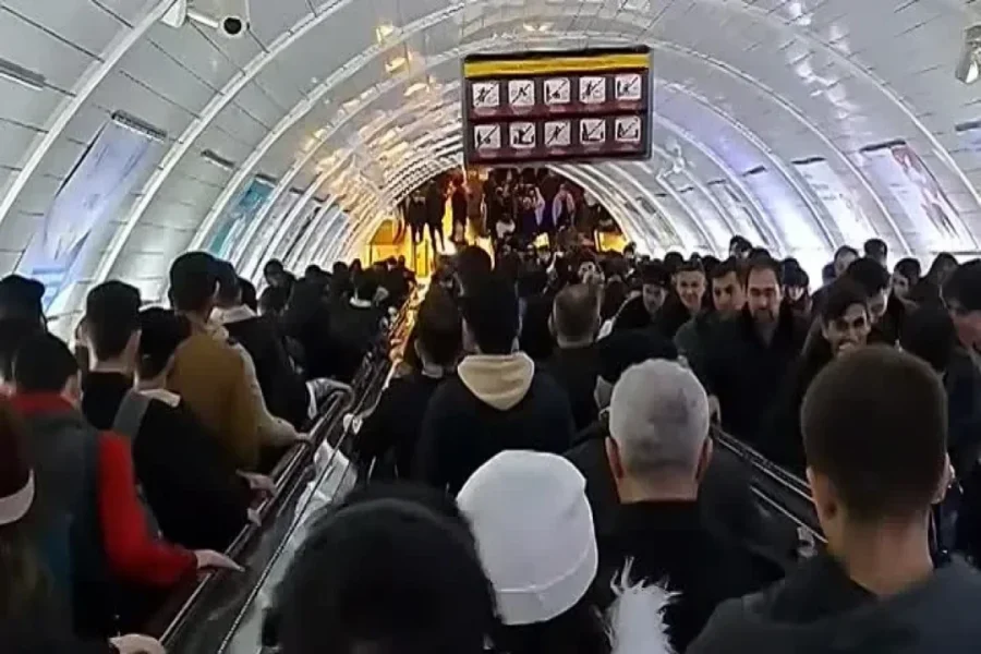 "Sahil" metrosunda eskalator dayandı: sıxlıq yarandı