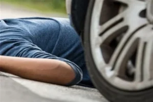 Bakıda avtomobil piyadanı vurdu