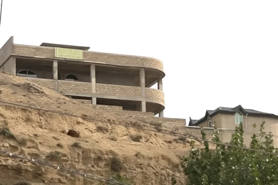 Xətaidə təhlükəli vəziyyət: sakinlər gecə ilə küçəyə axışdı - VİDEO