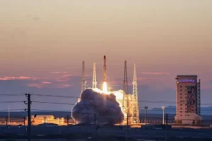 İran hərbi məqsədli peykini orbitə buraxdı - VİDEO