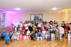 Prezidentin qızı və gəlini uşaqları ziyarət etdi - FOTOLAR