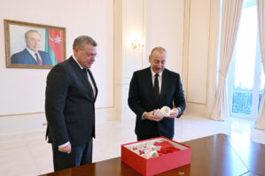 Babuşkinin Əliyevə hədiyyəsi diqqət çəkdi - FOTO