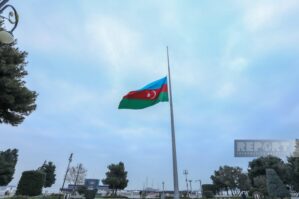 Bakıda yarıya endirilən bayraqlar... - FOTOLAR