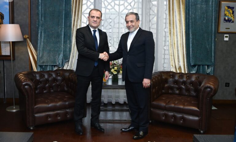 Ceyhun Bayramov iranlı həmkarı ilə danışdı