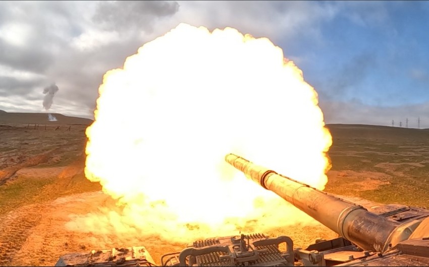 Tank bölmələrinin "düşmən" hədəflərini məhv etdi - VİDEO 1 Tank bölmələrinin "düşmən" hədəflərini məhv etdi - VİDEO