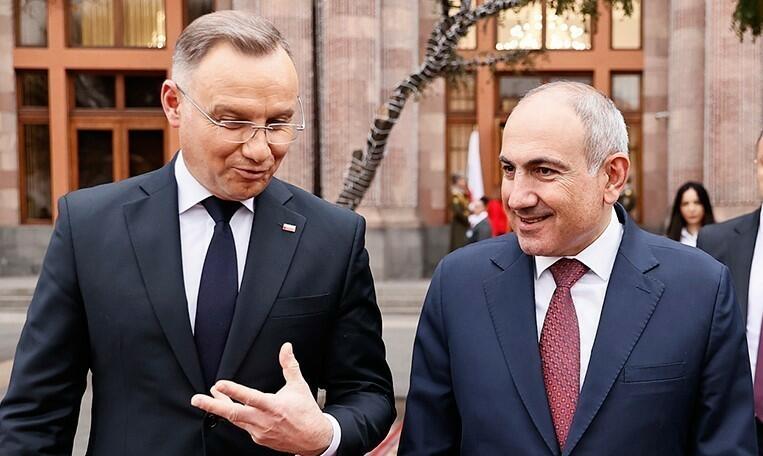 Dudanın Paşinyana hədiyyəsi: üç cüt qol düyməsi...