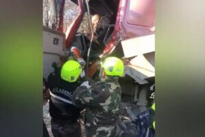 Salyanda ağır qəza: Sərnişin avtomobildə sıxılı qaldı - VİDEO