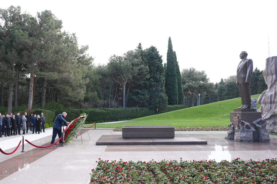 Rüstəm Minnixanov Fəxri xiyabanda - FOTOLAR