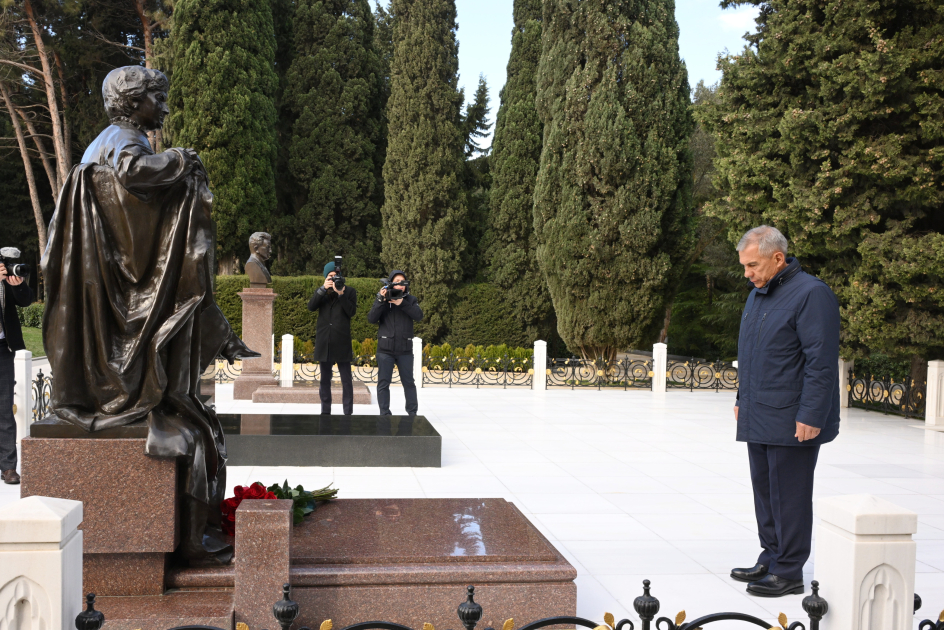 Rüstəm Minnixanov Fəxri xiyabanda - FOTOLAR