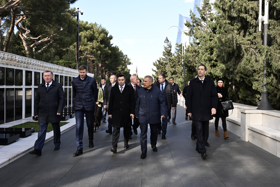 Rüstəm Minnixanov Fəxri xiyabanda - FOTOLAR