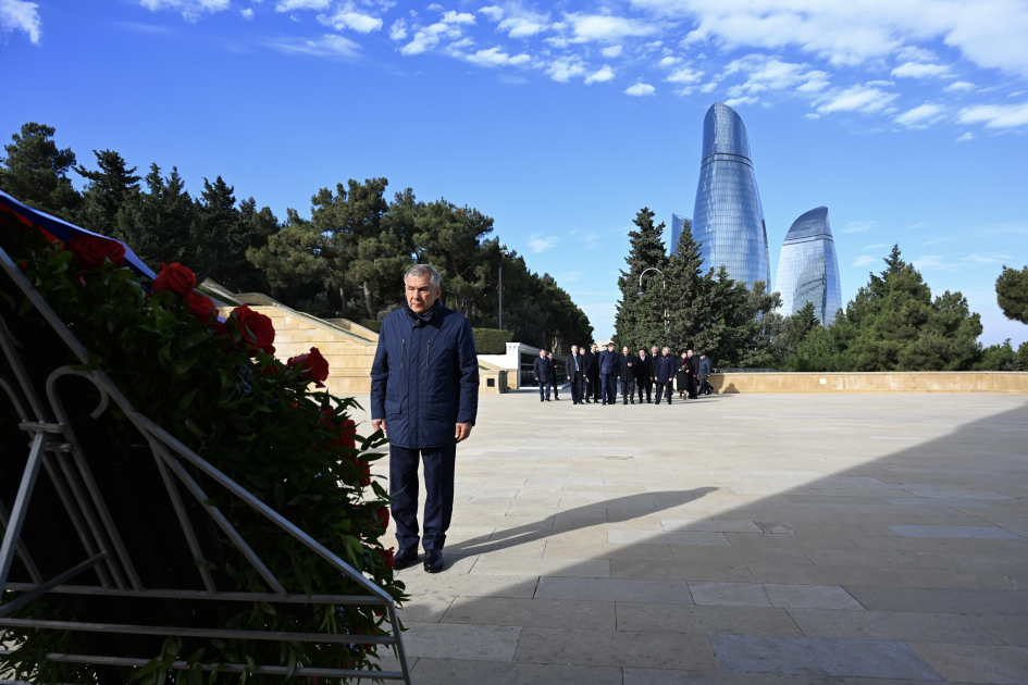 Rüstəm Minnixanov Fəxri xiyabanda - FOTOLAR