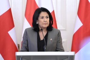 Zurabişviliyə hava limanında hücum etdilər